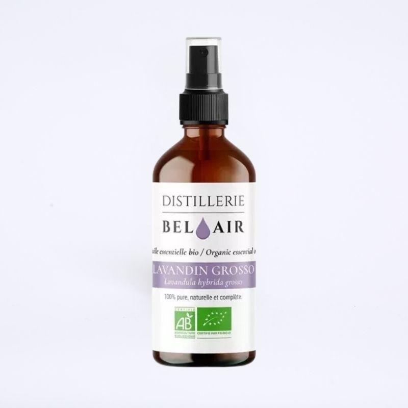 Bouteille, à tête vaporisante, de lavandin grosso en 100ml. Bouteille, à tête vaporisante, de lavandin grosso en 100ml.