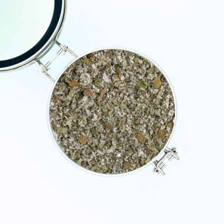 boîte en métal avec couvercle qui contient des feuilles de tussilage.