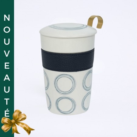 Mug en porcelaine, lanière en cuir anti brûlure, avec motif cerclé bleu. Contient un philtre à thé en inox.