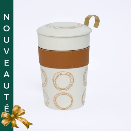 mug en porcelaine a deux parois avec son filtre en acier inoxydable. Mug du couleur blanc avec des cercles marron.