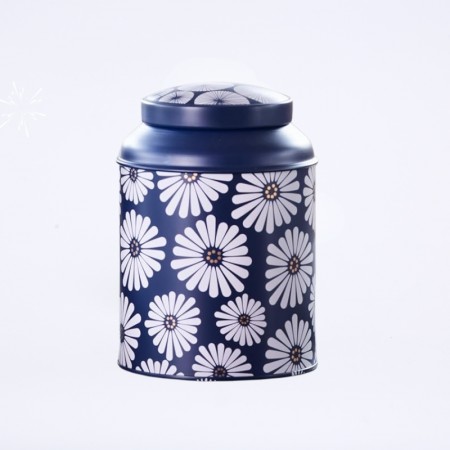 Boîte métal, de couleur bleu avec motif de fleur "amami" de couleur crème.