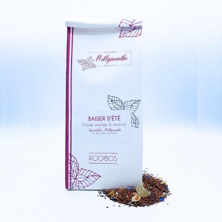 infusion au rooibos "baiser d'été" dans son sachet blanc et rouge.