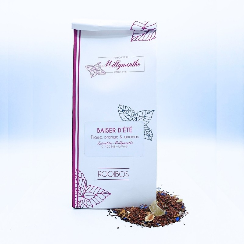 infusion au rooibos "baiser d'été" dans son sachet blanc et rouge.