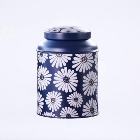 Boîte métal, de couleur bleu avec motif de fleur "amami" de couleur crème.