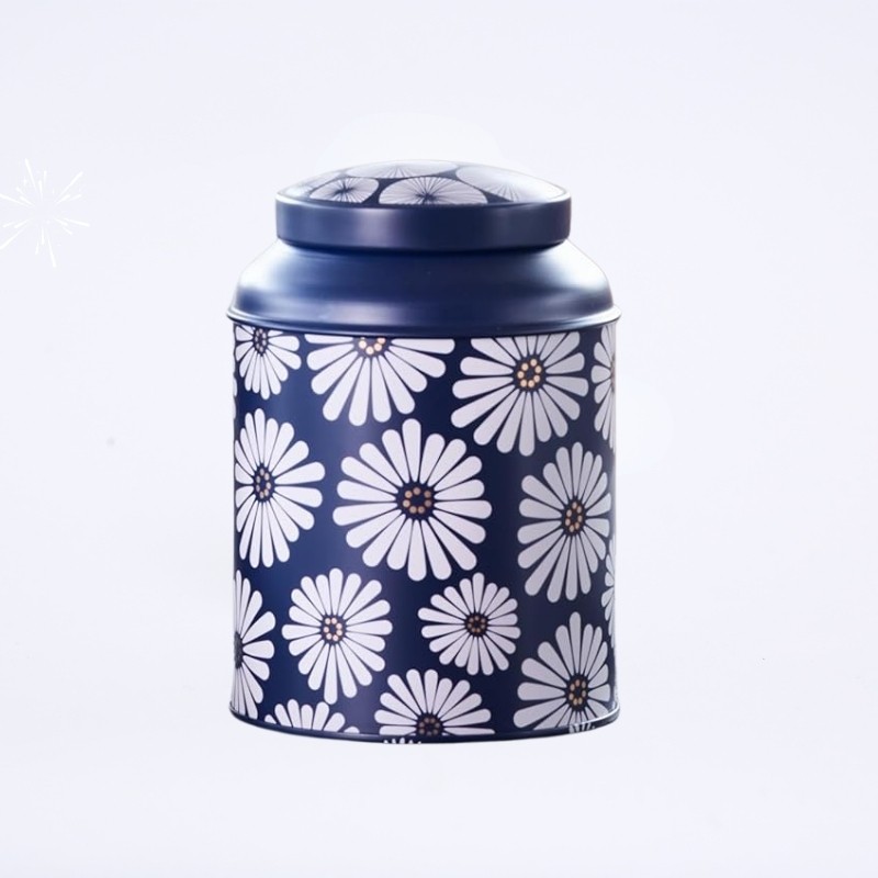 Boîte métal, de couleur bleu avec motif de fleur "amami" de couleur crème.