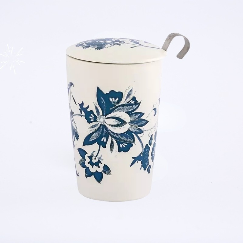 Mug en porcelaine blanc avec des motifs de fleurs bleu