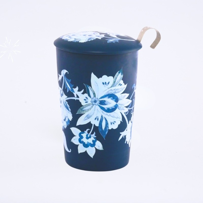 Mug en porcelaine de couleur bleu foncé au motif floral bleu clair