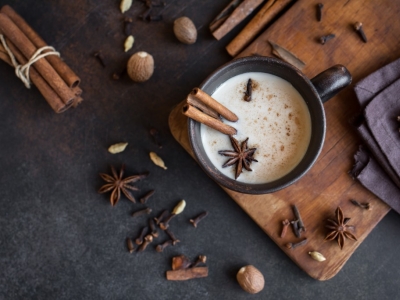 Chaï latte recette : la boisson épicée réconfortante
